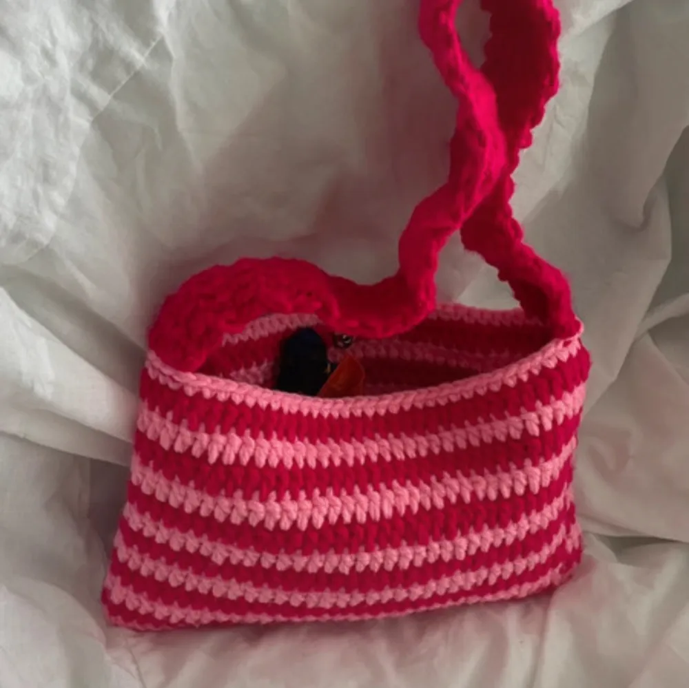 New handmade small crochet bag . Väskor.