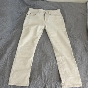 Regular fit jeans. beige/off white - Skick 8/10. Låg användning, avfärgning från mitt skärp högst upp på byxorna (syns på bilden). Säljer för att de är för tighta för mig. Köpta för 500kr 