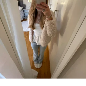 Ljusblåa jeans - Säljer dessa sjukt snygga low waist jeansen!!!! Bra skick 