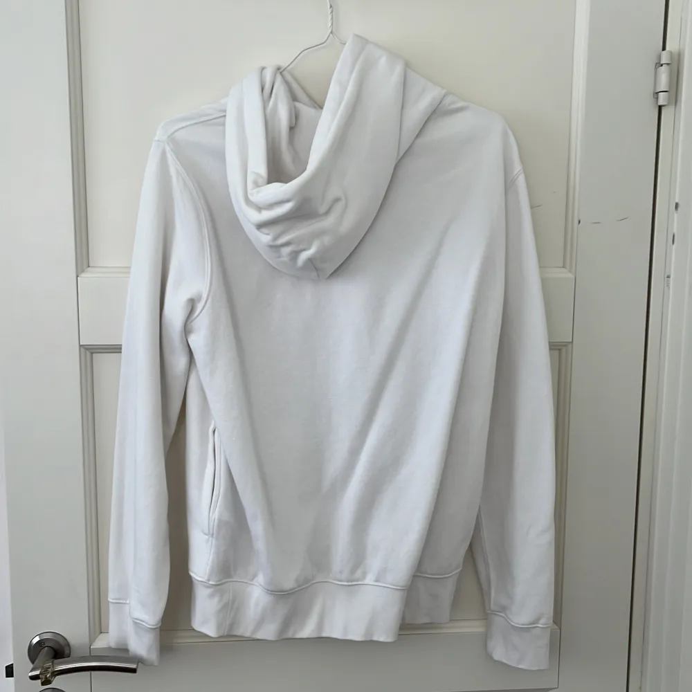 Superfin vit hoodie från Polo Ralph Lauren i storlek S herr. Mycket sparsamt använd och i nyskick!! Kommer tyvärr inte till användning och är lite liten, därför säljs den. Hoodies.