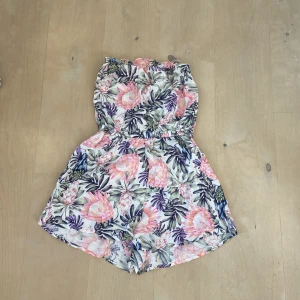 Jumpsuit - Blommig byxdress från hm i strl 34/xs. Den är använd en sommar då den numera är för liten för mig. Jätte fin inför sommaren!