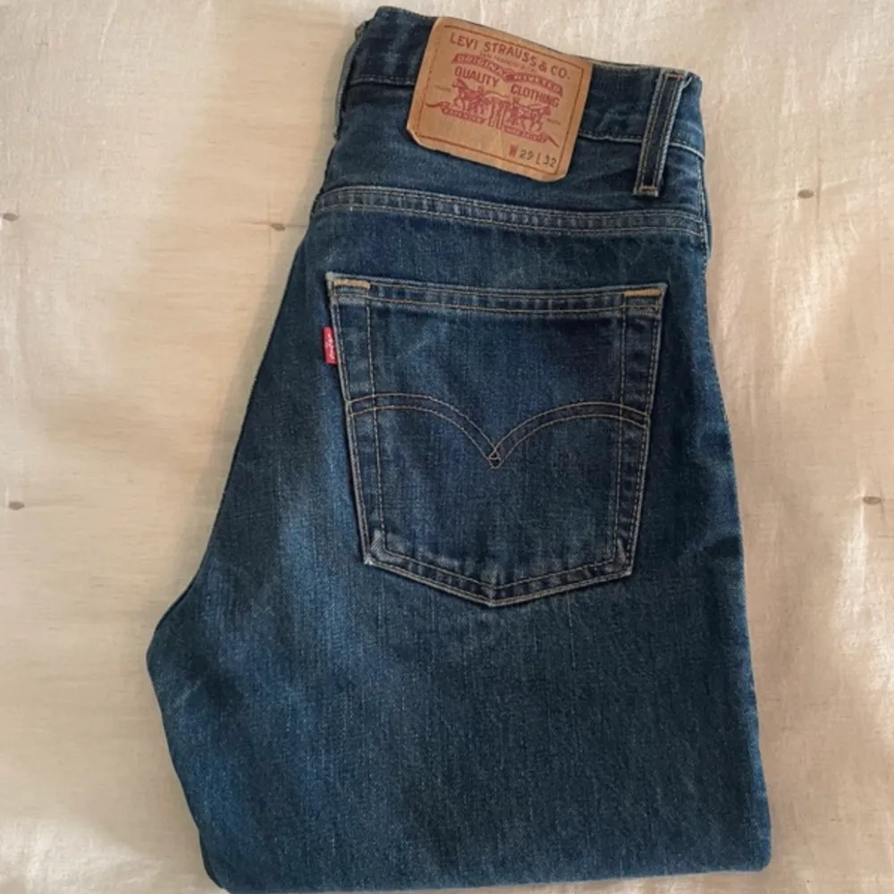 Superfin tvätt! Endast använda en gång. W29 L32. Raka i modellen med lite hög midja. . Jeans & Byxor.