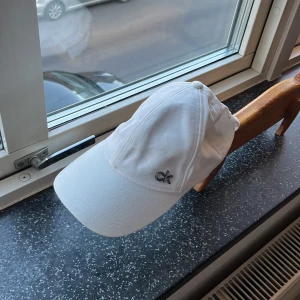 Calvin klein keps - Riktigt clean ck keps, passar till allt och perfekt till sommaren