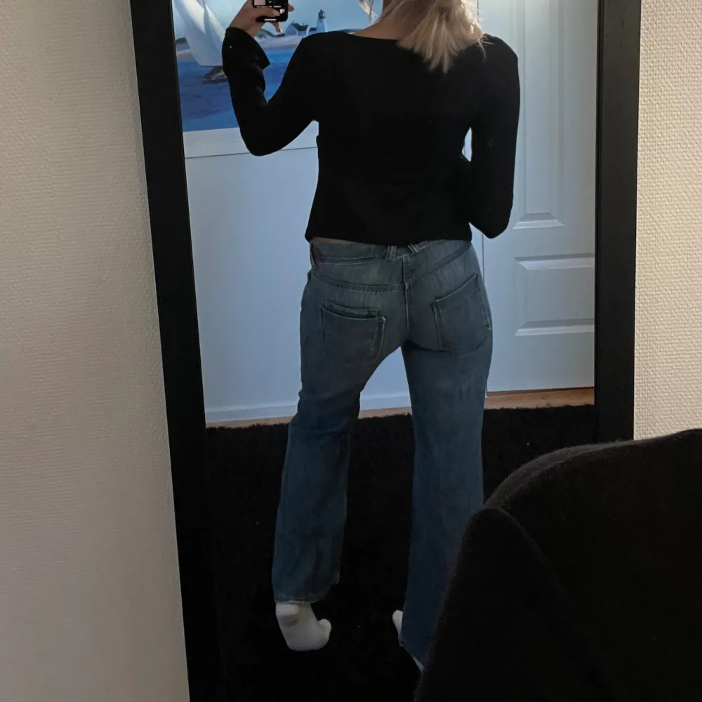 Sjukt snygga lågmidjade jeans! Endast använt 2 gånger då jag inte känner att de är min stil riktigt. Köpt från plick, inga defekter? . Jeans & Byxor.