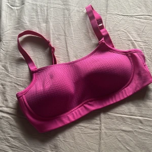 Rosa Sport bh - En aldig använd neon rosa sport bh i storlek 80C💕