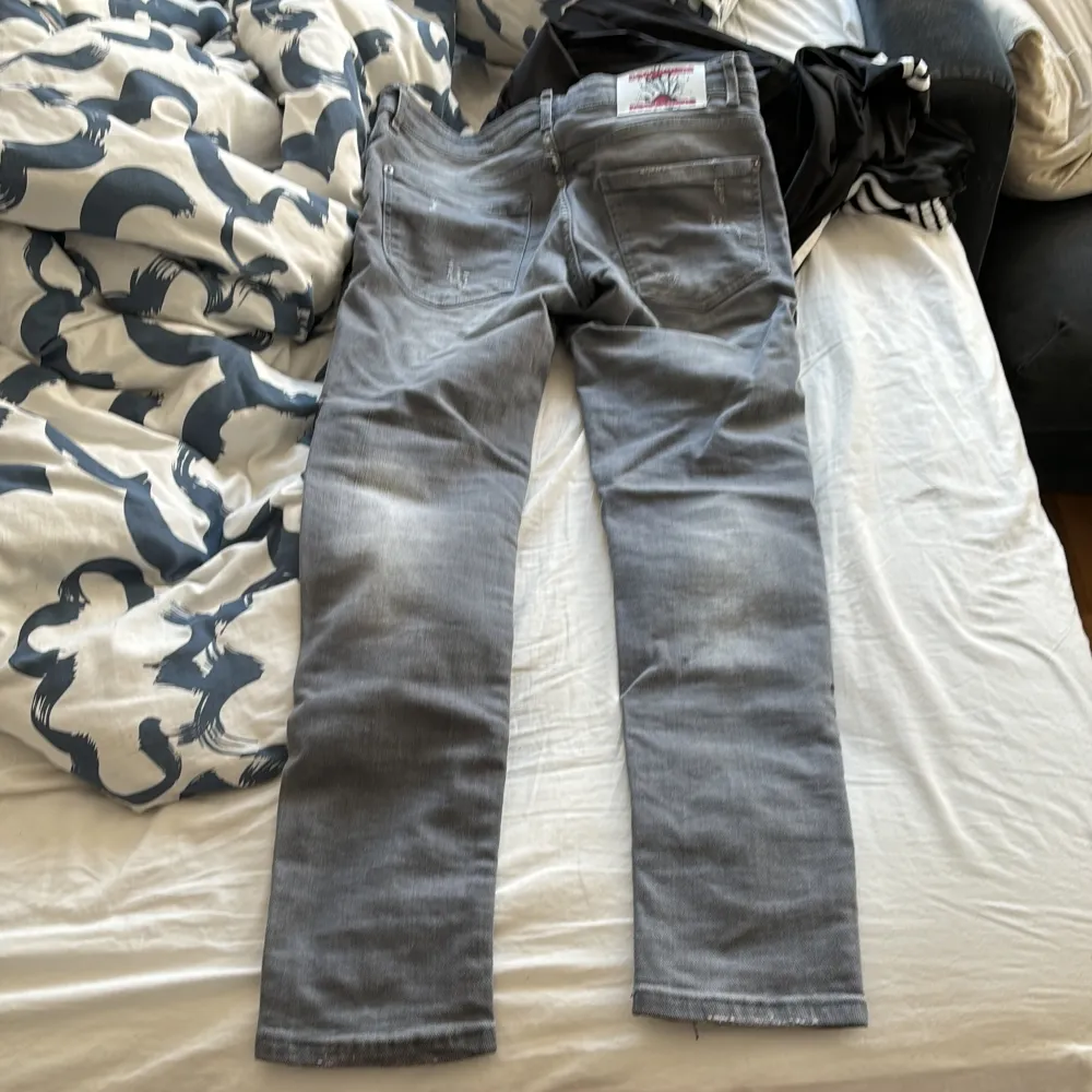 Säljer nu dessa jeans då dom blivit för små. Kvalite 10/10 köpta 4500. Äkta såklart. Skriv vid fler frågor!. Jeans & Byxor.