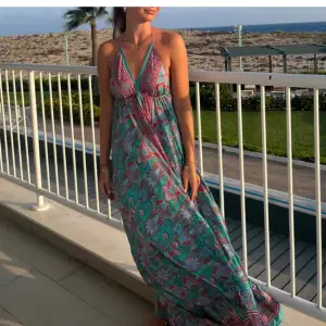 INTRESSEKOLL!! En jätte fin mönstrad lång klänning perfekt till sommaren. Osäker på om jag vill sälja med kan acceptera prisförslag!