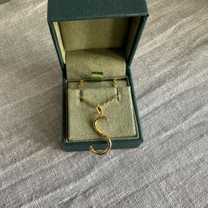 Maria Nilsdotter halsband - Guldigt Maria Nilsdotter halsband , nästan aldrig använd med inga skador, köpt för ungefär 2000❤️(asken följer med) ge gärna prisförslag❤️