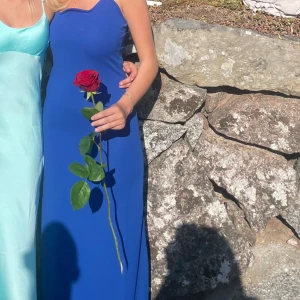 Klänning - En super snygg och en färgklick till garderoben. Har använt denna klänning en gång. Så alltså mycket bra skick🍓🫶🏼🌸😄❤️