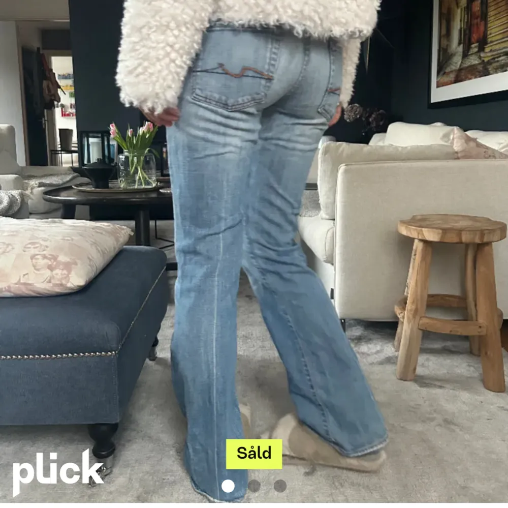 Köpta här på plick men det var tyvärr för stora på mig, därmed har jag inga bilder på❤️köpta för 650 och aldrig använda av mig❤️midjemått 41 cm och innerbenslängd 82 cm💕. Jeans & Byxor.