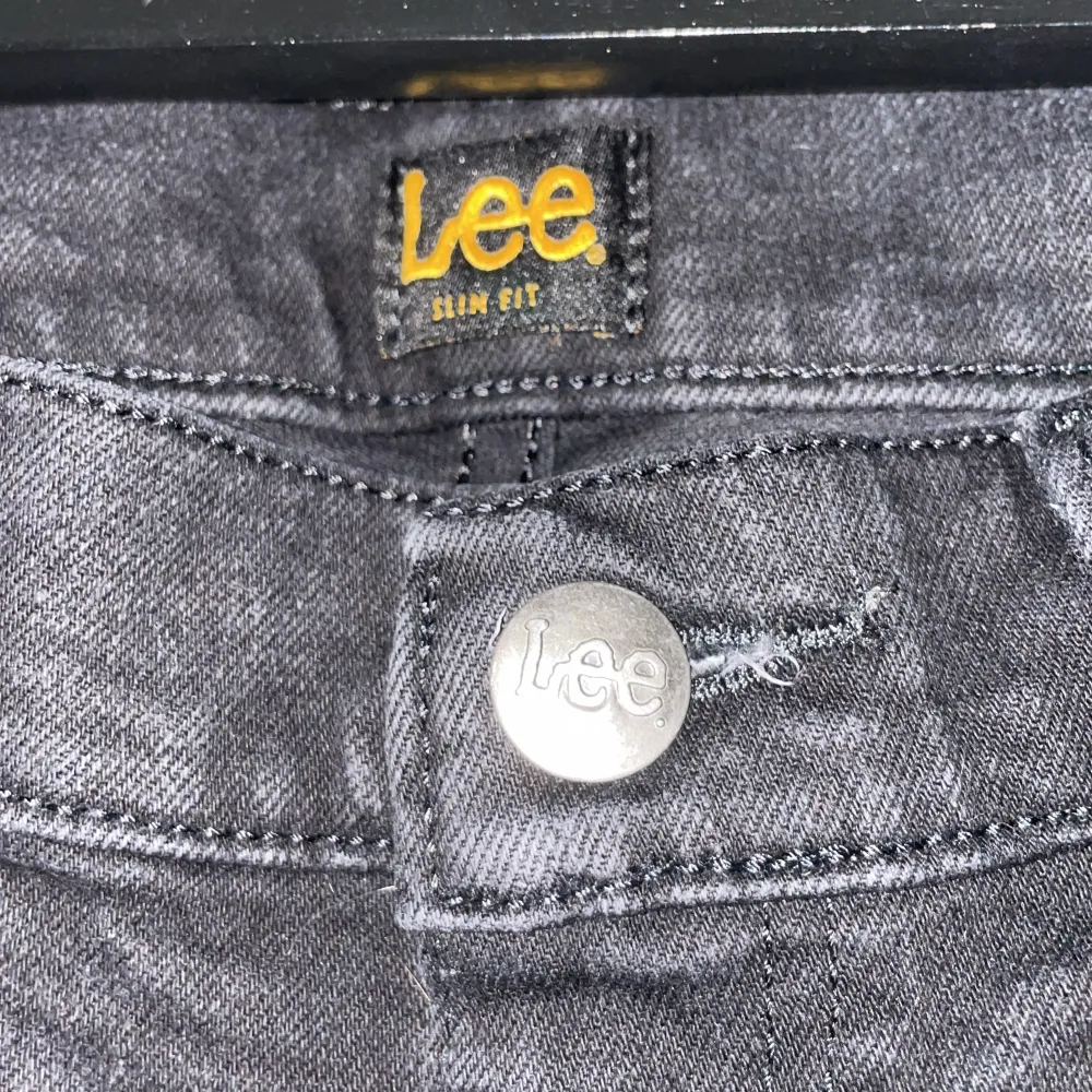 Tja säljer dessa tvär feta jeans ifrån lee storlek 31 32 sitter lite stort på mig som är 178 skit snygg regular passform me inga slitningar. Hör av er vid   funderingar⛱️. Jeans & Byxor.