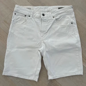 Dondup jeansshorts - Säljer dessa as fräcka dondup jeansshorts i nyskick! Storlek: 32! Modellen heter Derick & de är i ”regular fit”. De är köpta på United Fashion! Nypris: 3800kr