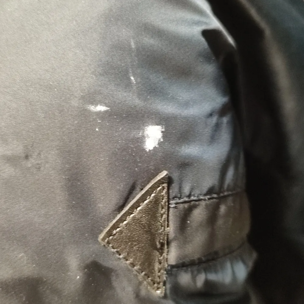 Lång Alpha Industries vinterjacka. Litet hål i vänstra fickan och väldigt liten fläck vid ena fickan men annars som ny.. Jackor.
