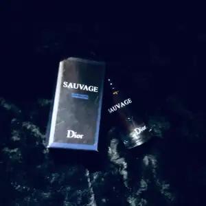 Här säljs parfymen Dior Sauvage. Skick som ny. Parfymen säljs i styck på 2 ml. Om du vill ha mer än 2 ml kontakta mig.