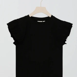 Gina Tricot topp med volang  - Jätte söt volang topp ifrån Gina Young. Inga defekter, använd få tal gånger.  Pris kan diskuteras!!!