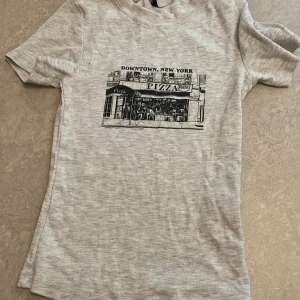 Mini tröja - Storlek xxs, ca 47 cm lång och ca 24cm bred runt midjan. Köptes för några år sedan, men andvändes inte mycket. Lite skrynklig men annars bra skick.