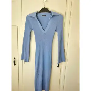 Blå stickad klänning från Ginatricot, köpt förra sommaren, aldrig använd 