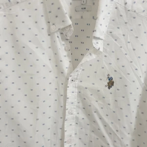 U.S. Polo Assn skjorta herr, st L - U.S. Polo Assn skjorta herr, st L, använd 2 veckor, perfekt skick.  Utan fläckar.