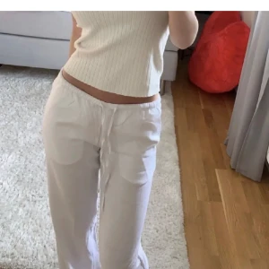 Vita linnebyxor från Gina - Säljer mina linnebyxor vita linnebyxor som endast är testade!🤍De är från Gina Young i st 158/164 men passar på mig som vanligtvis har storlek S i byxor. Skriv gärna vid funderingar😊