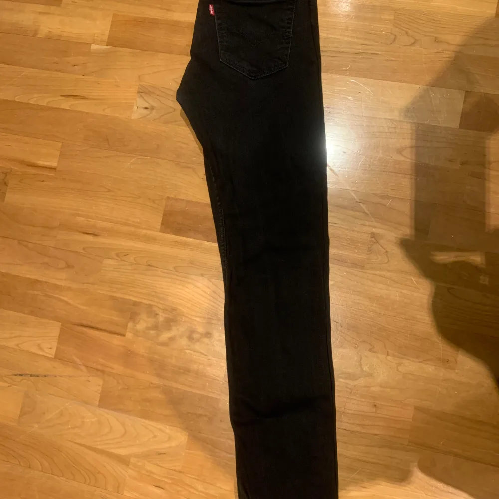 Snygga Levis byxor som knappt används p.ga att de är för små. Storlek 29x32. Se bilder för exakt längd och bredd. . Jeans & Byxor.