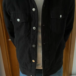 Svart Jeansjacka  - Säljer denna feta jeansjacka från weekday. Skicket är 9/10 då den knappt använda och priset ligger på 299kr. Har du frågor är det bara att skriva! 🤙