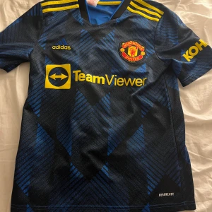 Man utd tredje kit 21/22 - En väldigt fin tröja i bra skick 9/10 och använd 4-5 ggr och köptes på unisport för 999kr. Hör av er vid frågor