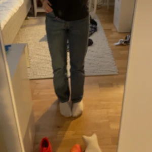 Lågmidjade jeans   - Säljer dessa lågmidjade raka jeans från weekday, det är i jätte fint skick då det inte är jätte använda, Säljer pga att är för för små och lite korta på mig som är 160cm.