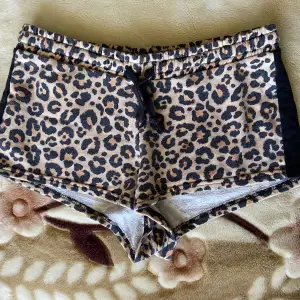 Fina och sköna shorts i leopardmönster från New Yorker. De är lite urtvättade eftersom jag ääälskade dessa shortsen, men nu är de för små. Passar mer som pyjamas shorts. Storlek S, passar även XS. Nypris: 89 kr
