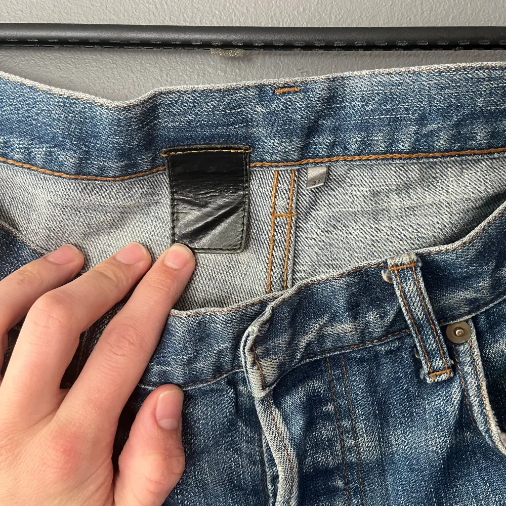 Clawmark Denim jeans från Hedi Slimane eran av Dior. Texten på tagen har försvunnit lite men man kan fortfarande se det i verkligheten. Lite heelbite men annars rätt bra skick. Skriv för mer bilder eller info, no rush to sell men send your offers!. Jeans & Byxor.