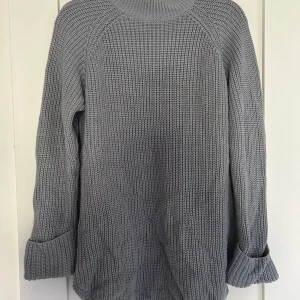 Stickad längre tröja  - Längre modell med lite högre krage (ej polo)