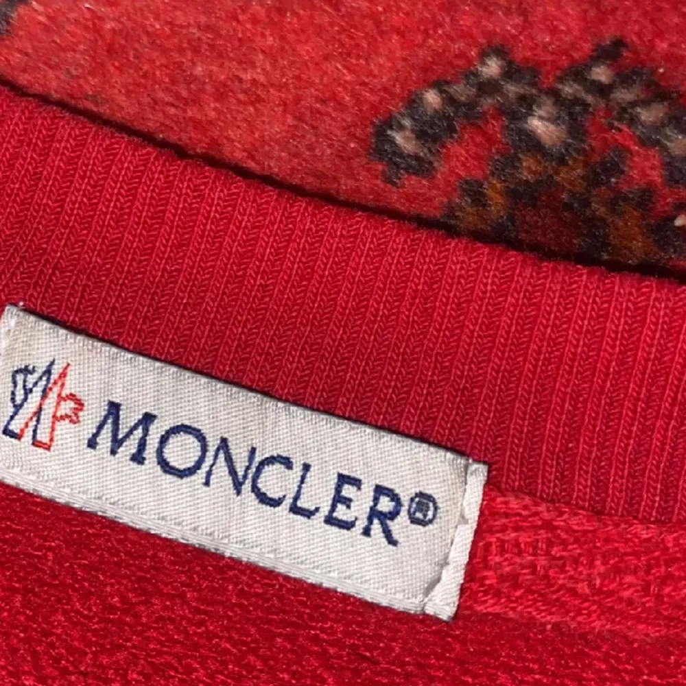 En jätte fin röd moncler tröja  Säljer den pga dene liten Använd minst 3 gånger  Kan diskutera pris . Hoodies.