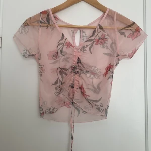 Mönstrad topp - Gullig mönstrad top. Passar storlek xs och s. Har ingen lapp men tror den är från Hollister💞