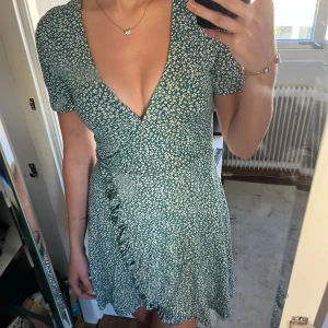 Grön klänning - Fin och somrig klänning! Har blommönster som gör den perfekt för kommande sommar💕