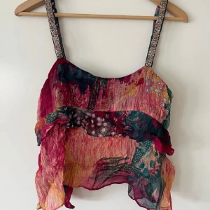 Topp - Säljer denna superfina toppen från Zara! Säljs då den är lite liten. Hör av er vid intresse!💓