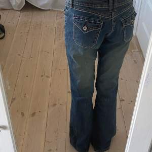 as snygga jeans som jag köpte av julia storfeldt men som inte kommit till användning!🫶🏼 midja 36cm innerben 80cm