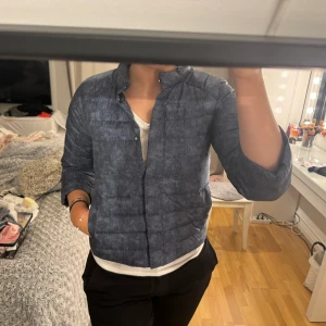 trekvartsärmad dunjacka - blå trekvartsärmad dunjacka