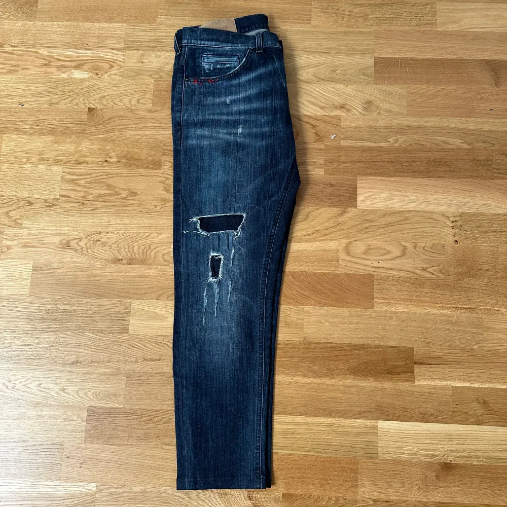 Säljer nu dessa sjukt snygga Dondup George jeans | skick 9/10 | ny pris 3000 kr | mitt pris 799 kr | Hör av dig vid lilla minsta fundering🤝😁. Jeans & Byxor.