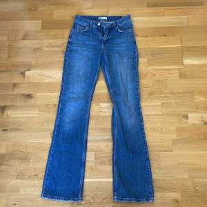 Lågmidjade Bootcut jeans från GinaTricot, storlek 32 nyskick som tyvärr blivit försmå🤍