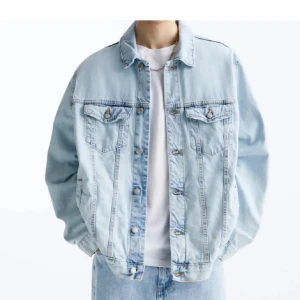 Jeans jacka  - Superfin jeans jacka i herrmodell så den sitter lite oversize❣️