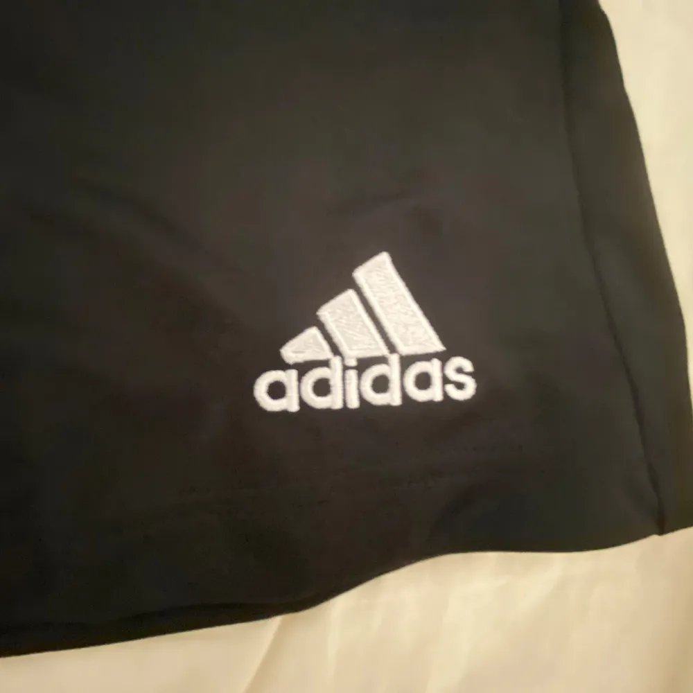 Svarta adidas shorts. Aldrig använda. Pris kan diskuteras. Shorts.