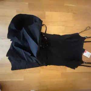 Vissa skulle säga att dena klänning tillhör stilen ”emo”. En kort svart klänning aldrig vid andvändning. 