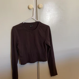 Brun lite kortare tröja från gina tricote  - storlek M 