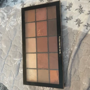 Makeup revolution  - Jättefin ögonskuggs pallette köptes för 110kr