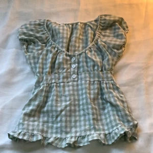 Rutig blus - Säljer denna lilla blus i grön och vitt i storlek XS💓Den är perfekt för sommaren och säljs billigt!Kom privat för frakt och hela summan, betalning sker via swish.