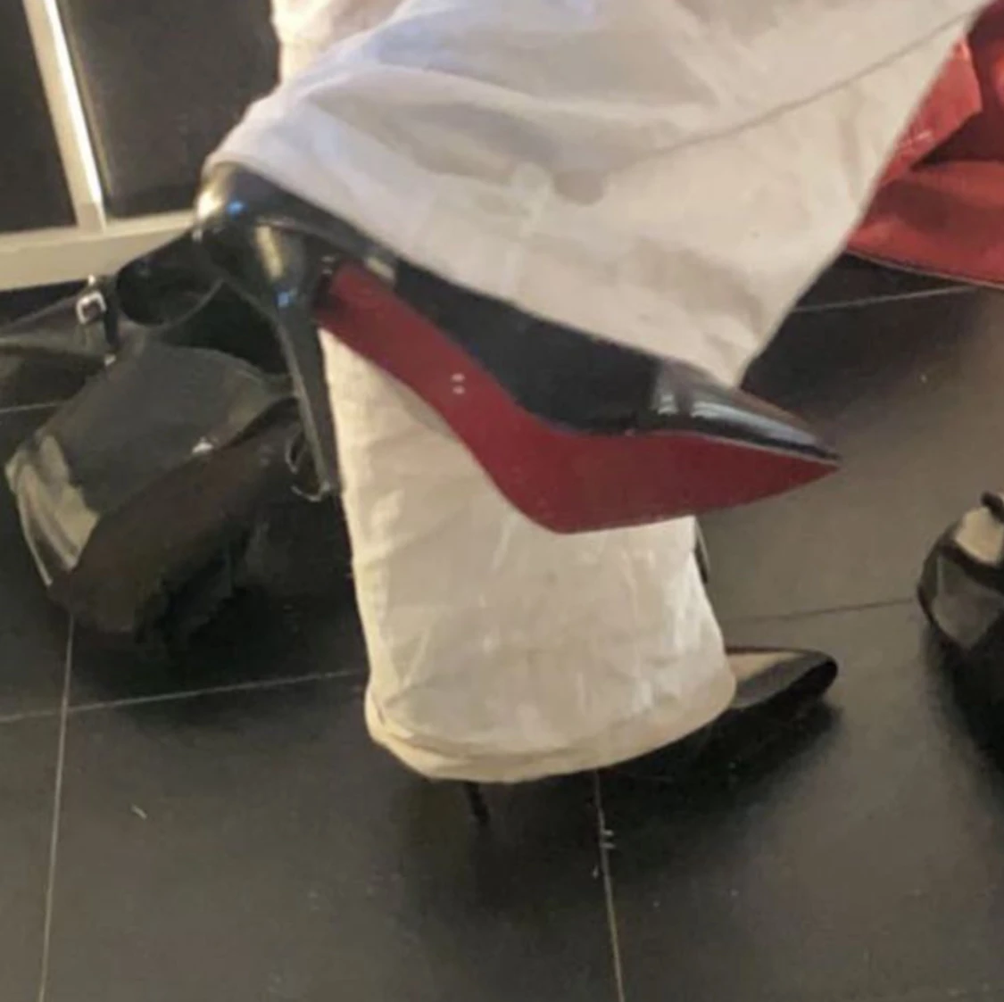 Svarta klackar med röd undersula - 90