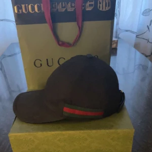 Gucci keps - Äkta Gucci keps. Väldigt bra kvalite samt skick. Ingår med box och påse. Pris kan diskuteras. Även rimliga byten.