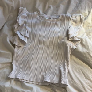 Gina blus ❤️❤️ - Super fin blus ifrån Gina Young! Super bra skick, använd ca 3 ggr! Storlek 158-164 men funkar för andra storlekar! Kan tänkas att byta mot något, pris kan diskuteras!❤️❤️🙏🙏