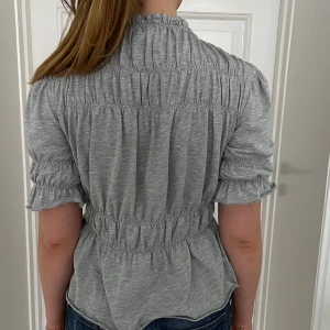 Grå T-shirt topp lindex - Volangtopp från Lindex strl xs, skriv vid frågor! 💞💞