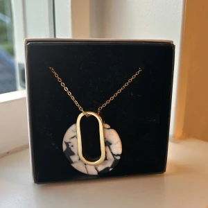 Snö halsband  - Oanvänt halsband från snö of Sweden. Fint halsband som aldrig har kommit till användning. Inga defekter och asken kan följa med om man önskar