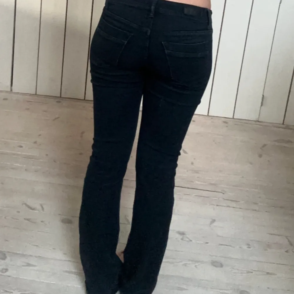 Marin blå jeans från Ltb modell VLARIE. . Jeans & Byxor.